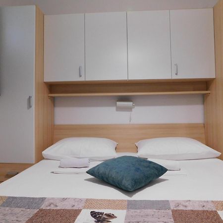 Apartmani Salus Паг Экстерьер фото